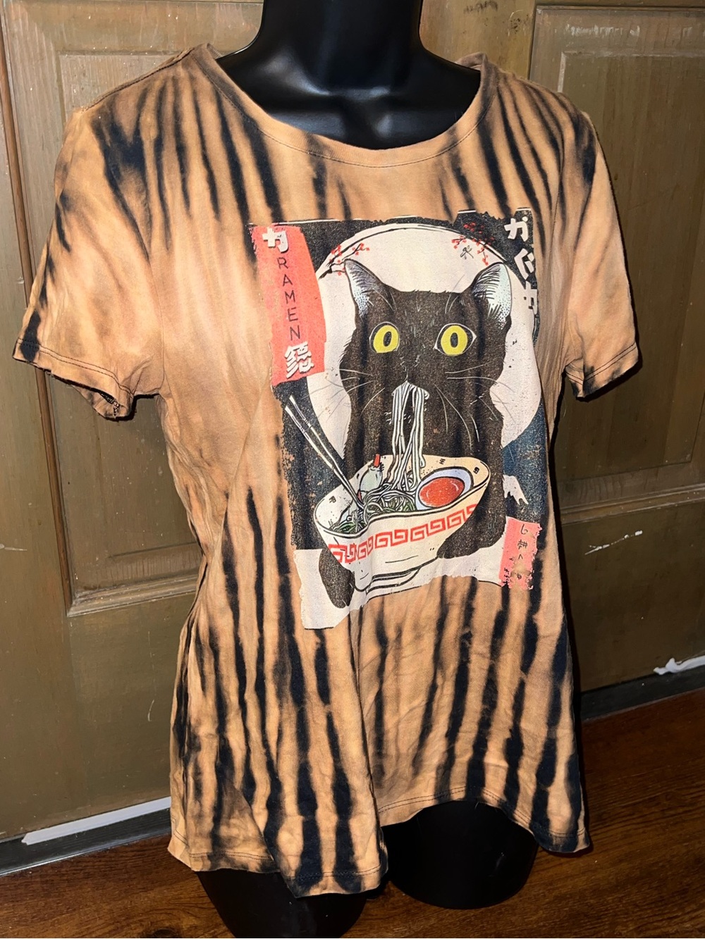 Black Cat Anime Japanese Ramen Noodle Tan Tie Dye Short Sleeve Shirt Size M - Picture 3 of 7